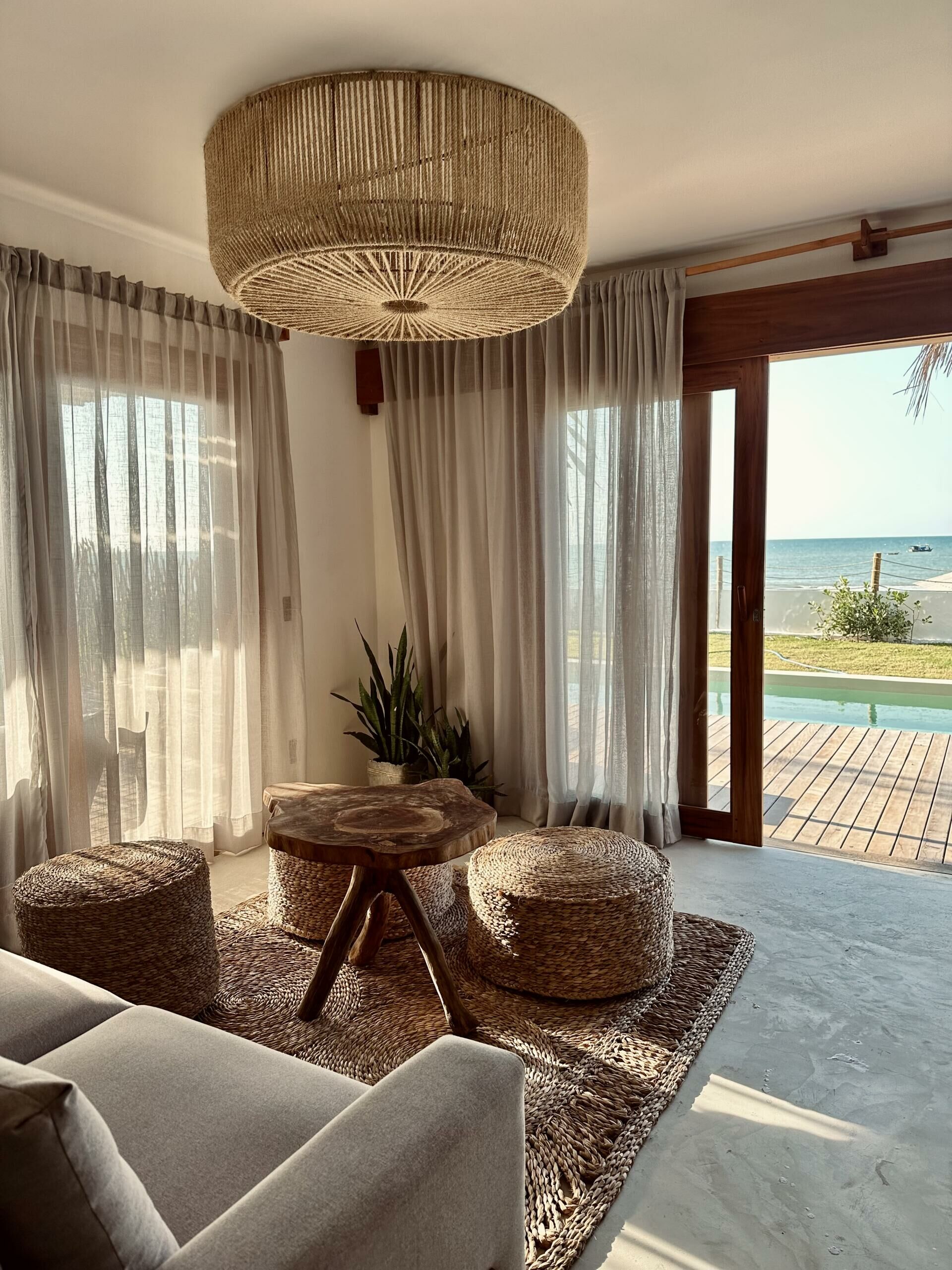 Imagem de Casa com vista para o mar, piscina e varanda, com arquitetura rústica em Icaraizinho de Amontada